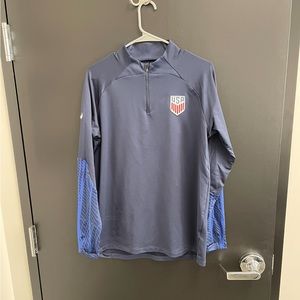 Nike Men’s Size Large Team USA dri-fit Soccer Drill Shirt